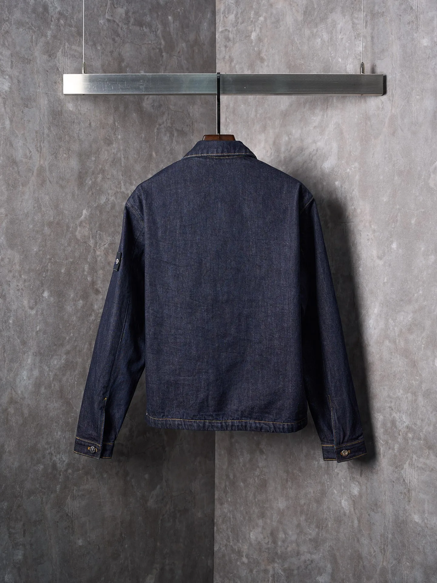 P510 Actual auction】Stonesland/Stone Island Badge Denim Jacket [Ready Stock] S M L Highlight the imprint of the brand. Simple lines outline neat silhouettes to outline a casual and free style. Workwear genes are infused with luxury DNA. Simple charm and versatile charm. Imported machine embroidery technology is used. Advanced computer control systems and sophisticated mechanical components are used to realize the Stonesland badge embroidery operation. High precision. The lines are smooth and delicate. The whole garment is washed with medium-high filtration. Use a special solution to remove stains and slight fading. Then use a strong washing method to fade the color and make it more uniform. The whole piece of clothing is stitched together using a clip-on machine. The clip-on machine can control the distance between the two needles by changing the needle position, achieving seamless splicing, smoothness, neatness, and a loose fit.